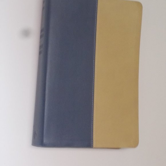 New NIV Bible both English & Spanish copywright 1973, 78, 84, 2011 - Picture 2 of 5